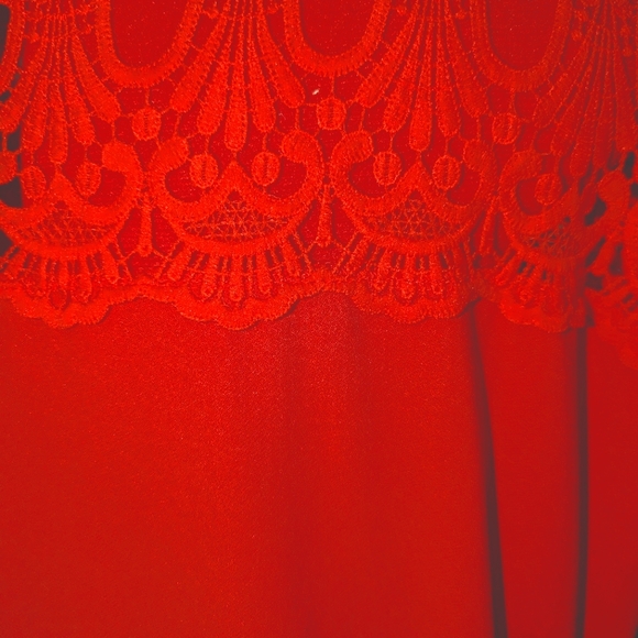 Red lace shoulder top - Picture 4 of 4
